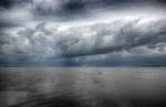 Regenwolken über das Nordfriesische Wattenmeer zwischen der Insel Föhr und der Hallig Oland.