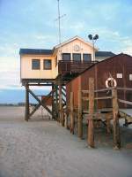 St.Peter-Ording, Juli 2007: pfahlbauten am Strand