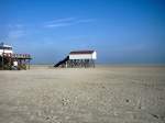 Typische Strandbauten am Sandstrand vom St.