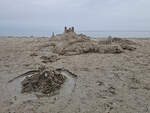 Eine Sandburg am Ostseestrand, so gesehen Anfang April 2024 in Priwall.