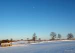 Hier ist die schn verschneite Feldlandschaft mit einem brachliegenden Landwirtschaftsunterstand bei Altenfelde am 27.01.10 zusehen.