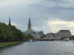 Blick auf die Binnenalster am 29.08.09. Vor bedrohlich wirkender Kulisse trohnt das schne, imposante Hamburger Rathaus.