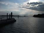 Blick auf die Elbe am Fhranleger Teufelsbrck in Hamburg-Nienstedten.