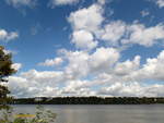 Hamburg am 15.9.2017: herbstliches Wolkenspiel über  dem Stadtteil Othmarschen vom Südufer der Elbe gesehen /