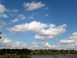 Hamburg am 15.9.2017: herbstliches Wolkenspiel über  dem Stadtteil Othmarschen vom Südufer der Elbe gesehen /