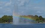 Die Alsterfontne mit Regenbogen auf der Binnenalster in Hamburg am 18.09.2019.