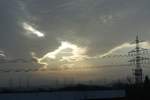 Hamburg, Bizarres Wolkengebilde beim Sonnenaufgang am 13.11.2020 um 9:02 Uhr /