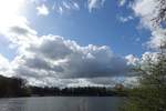 Hamburg am 12.4.2021: Wolkenhimmel über dem Stadtparksee in HH-Winterhude