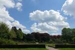 Hamburg am 19.5.2021: Wolken über dem Rosengarten und den Rotbuchen im Stadtpark (Winterhude)  /