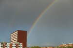 Hamburg am 15.10.2021: nach dem Gewitterschauer ein Regenbogen über dem Osten der Stadt /