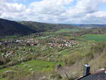 Ausblick von der Burg Blankenburg auf die Stadt Bad Blankenburg am Nordrand des Thüringer Schiefergebirges (23.04.2023)