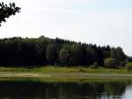 Ein Blick auf das Ufer der Talsperre Zeulenroda.