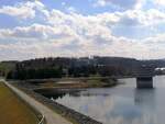 Ein Blick vom Staudammblick auf das Bio Seehotel Zeulenroda.