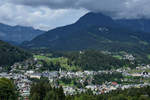 Blick auf Berchtesgaden mit in Wolken gehüllten Berchtesgadener Alpen, so gesehen Mitte August 2020.