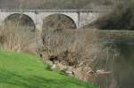 Meuseidylle mit Gnsen und Steinbogenbrcke.