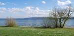 Blick auf den Bodensee von Radolfzell aus. Im Hintergrund liegt das Schweizer Ufer des Untersees, davor befindet sich die Landzunge Hri. Aufgenommen in Radolfzell am 13.04.2008. 