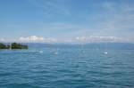 Auf der Rckfahrt von Mainau im Hintergrund Berge in Deutschland und sterreich, links eine der vielen Bodenseebuchten.