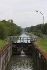 Am 24.08.2013 waren wir mit der Museumseisenbahn von Attigny nach Challerange unterwegs. Die Bahnstrecke verluft viele Kilometer parallel zum Flu L`Aisne und zum Canal de Vouziers. Hier ein Blick auf die Schleuse bei Voncq.