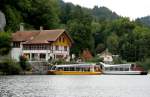 Sowohl vom Franzsischen Ufer als auch vom Schweizer Ufer werden Ausflugsfahrten auf dem Lac des Brenets angeboten. Das Ziel ist der Saut-du-Doubs. Im Bild der Boosanleger auf der franzsichen Uferseite am Saut-du-Doubs; 18.09.2010