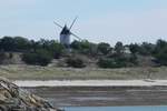 Windmühle am Hafen Port de Morin / Insel Noirmoutier. Die Mühle dient bei Tageslicht als Ansteuerungshilfe für die Hafeneinfahrt.