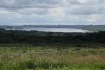 Das Rservoir de St. Michel gesehen von der Montagne St. Michel in den Monts d'Arre der Bretagne am 23.07.2009. Am linken Bildrand zu erkennen das inzwischen stillgelegte Atomkraftwerk.