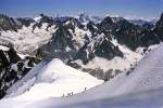 Blick von Aiguille du Midi in Richtung La Vallée Blanche in den französichen Alpen. Aufnahme: Juli 1986 (digitalisiertes Negativfoto).