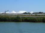 Frankreich, Languedoc, Gard. Die Salins du Midi im Naturreservat Camargue prägen das Landschaftsbild zwischen Aigues-Mortes und dem Grau-du-Roi. 13.09.2014