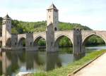 Bei der Stadt Cahors berquert die Pont Valentr aus dem 14. Jahrhundert den Flu Lot (27.04.2003)