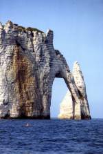 Die Porte d’Aval am Seebad Étretat  im Département Seine-Maritime.