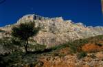 Die Montagne Sainte Victoire bei Aix-en-Provence, wie sie auch in vielen Bildern von Paul Czanne festgehalten wurde. In der Mitte das Gipfelkreuz Croix de Provence. (06.05.1994)