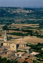 In der Provence im Luberon im Mai 1994. Blick auf den Ort Lacoste im Hintergrund mit der Burg Lacoste, bekannt durch den Marquis de Sade.