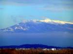 Frankreich, PACA, Blick auf den Mont Ventoux (1911 m), ein Klassiker der Tour de France. Das Bild entstand in Avignon auf dem Rocher des Doms beim Papstpalast aus einer Distanz von etwa 45 km. 31.01.2014