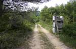 Ein Weg in der Provence(F) bei Sonne und Wolken am Morgen vom 25.7.2014.