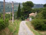 Eine Straße in der Provence(F) bei Sonne und Wolken am Vormittag vom 25.7.2014. 