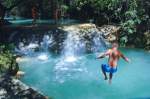 Die Fluss La Bresque am Wasserfall Sillans-la-Cascade.