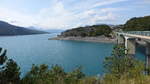 Brücke über den Stausees Lac de Serre-Ponçon bei Savines-le-Lac (23.09.2017)