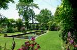 Landhaus Ettenbühl, ein schöner Teil der Anlage zum Verweilen ist der Teichgarten mit Pergola und Koi-Bassin, Juni 2012