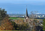 Blick von Eu-Kirchheim über Euskirchen auf den Windpark mit seinen Windkrafträdern - 06.11.2021