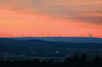 Abendstimmung mit jeder Menge Windrädern am Horizont in der Eifel - 17.10.2023