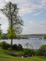 Unterwegs im Schlosspark Babelsberg mit Blick auf die Glienicker Brücke.