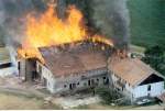 Bauernhausbrand 1 - Luftaufnahme Sommer 1985