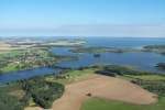 Mritz-Blick von Sden nach Norden. Links der Ort Vipperow und die B 198 - Luftaufnahme vom 29.08.2005