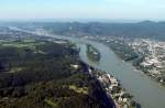 Der Rhein mit der Insel Nonnenwerth, rechts ein Teil des Siebengebirges - Luftaufnahme vom Sommer 2005