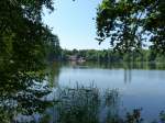 Bad Sckingen, Blick ber den Bergsee zum Ausflugslokal, Juli 2013