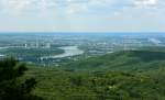 Bonn mit Rheinschleife vom  Großen Ölberg  (höchste Erhebung im Siegengebirge mit 460 m über NN) aufgenommen.