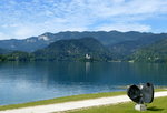 Blick von der Uferpromenade in Bled ber den See zur Insel mit der Marienkirche, Juni 2016