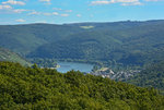 Ausblick vom 261 m ü.N. gelegenen  Vierseenblick  auf den Ort Osterspai am Rhein (vormals Osterspey), ca. 70 m ü.N, im Rhein-Lahn-Kreis. 23.08.2016