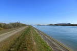 Blick vom Rheindamm fluabwrts, links am Horizont das E-Kraftwerk Marckolsheim, rechts auf der deutschen Seite der 272m hohe Limberg bei Sasbach/Kaiserstuhl, Mrz 2017