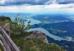 Der Mondsee und dahinter der kleinere Irrsee.