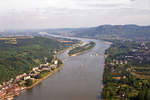 Rheininsel Nonnenwerth, links unten Rolandswerth (Rheinland-Pfalz), rechts Bad Honnef, darüber das Siebengebirge und oben links Bonn - Luftaufnahme Sommer 1986
